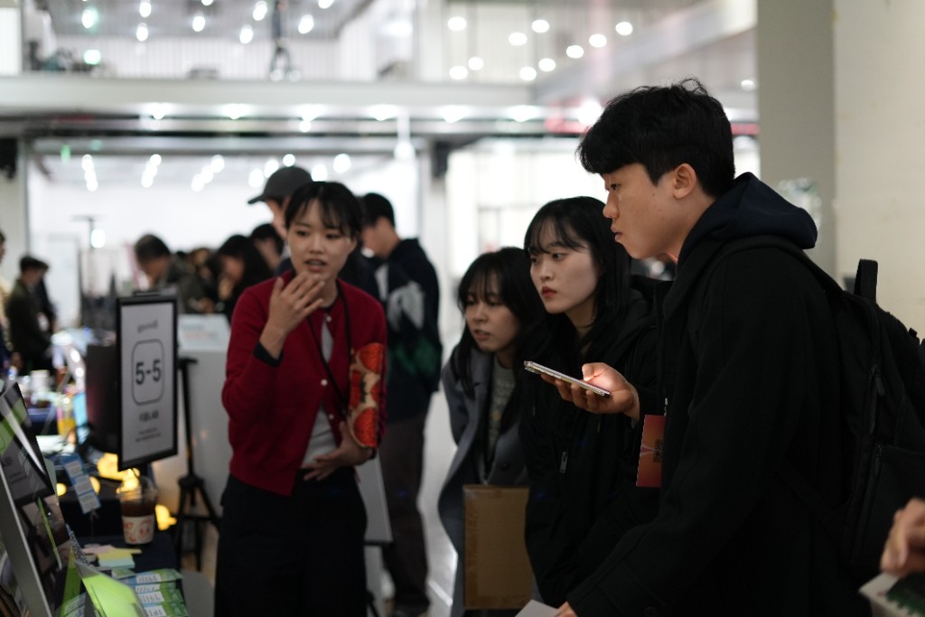 Presenting Local Universe at an exhibition meetup